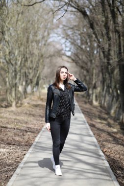 Bahar şehrin içinden bir yürüyüşte kız