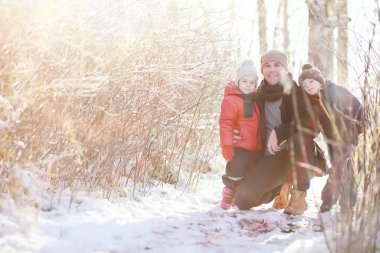 Kış parkında çocuklar oyun oynuyor