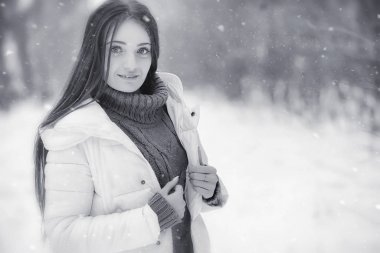 Sevgi dolu bir çift bir kış yürüyüş. Erkek ve kadın bir tarihte