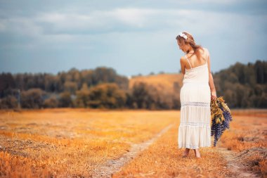 Bir buket çiçek Güz kızla