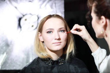 Genç kız ile bir makyaj sanatçısı