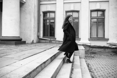 Kız bir ceket siyah beyaz fotoğraf