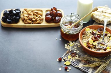 Sağlıklı kahvaltı. Süt lügatli tahıllardan Müsli.