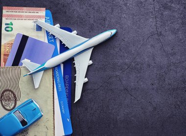 Uçak bileti ve uçuş için pasaport. Seyahat konsepti. Bilet