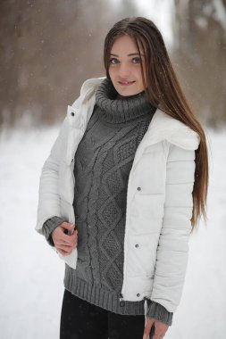 aşıklar bir tarihte kış öğleden sonra kar kar fırtınası çifti