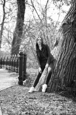 Bahar şehrin içinden bir yürüyüşte kız