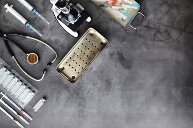 Aşılama. Tek kullanımlık şırıngalar ve V ile test tüpleri.