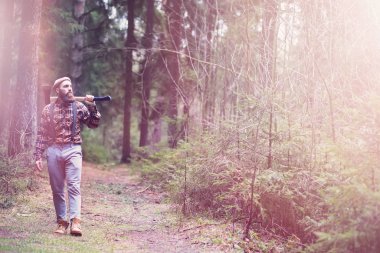 Büyük bir balta ile sakallı bir oduncu 