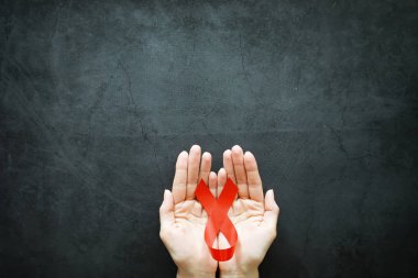 İnsan immün yetmezlik virüs hastalığının sembolü. Kırmızı kurdele. Bir o