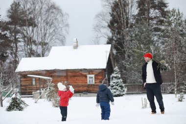 Sokakta kesilmiş bir Noel ağacı olan bir adam. N için Hazırlık