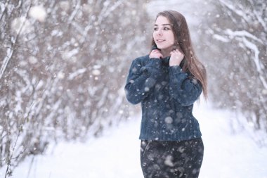 Kış parkında kar yağan bir kız