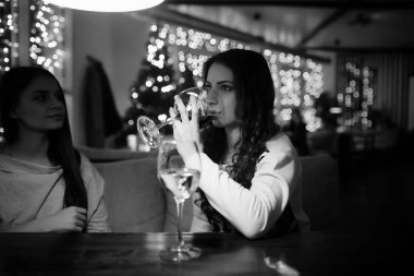 Bir kafede akşam kız 