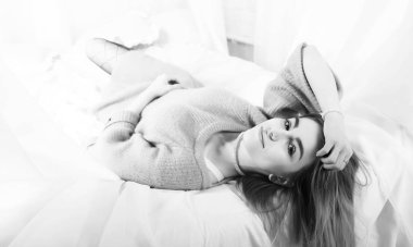 Bir odada bir kazaklı genç kız