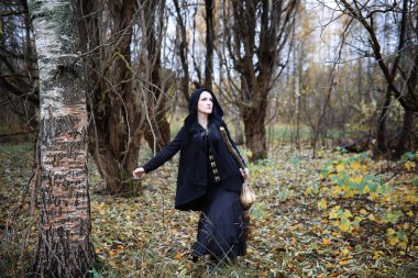 Bir ormandaki cadı elbiseli bir kadın