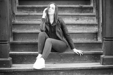 Bahar şehrin içinden bir yürüyüşte kız