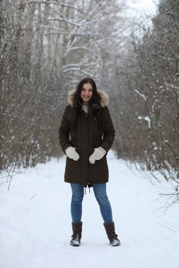 Güzel bir kış parkta güzel kız