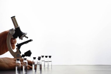 Araştırma laboratuarı. Test tüpleri ve mikroskop masanın üstünde.