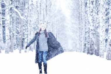 Güzel kızı güzel kış kar