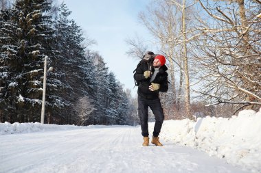 Bir adam sırt çantasıyla seyahat eder. Ormanda kış yürüyüşü. Touris