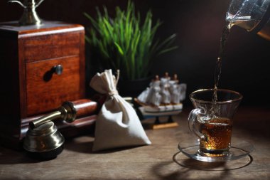 Ahşap bir tabloda çay demleme