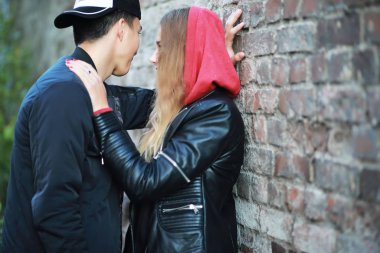 Gündelik kıyafetlerle yürüyen sevgi dolu bir çift.