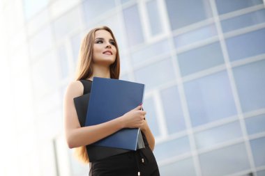 Kız bir iş toplantısında belgelerle