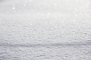 Karların dokusu. Kış yağmuru. Karlı bir yolda izler