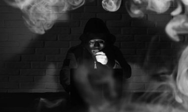 Siyah maske ve hood masada hacker