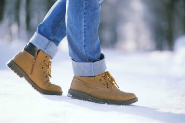 Karla kaplı yol boyunca basamaklar