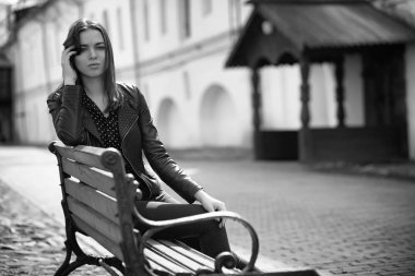 Bahar şehrin içinden bir yürüyüşte kız