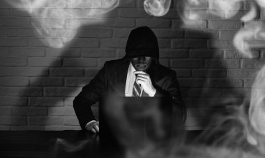 Siyah maske ve hood masada hacker