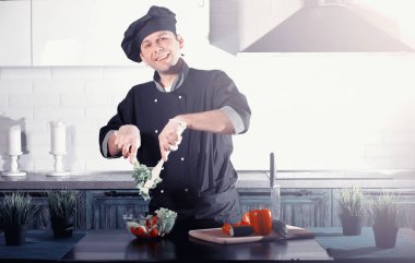 Adam yemek hazırlanıyor gıda sebze mutfak at