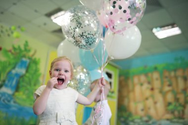 Küçük bir çocuk oyuncakla oynuyor.