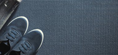 Yerde yoga pratiği yapmak için. Sağlıklı yaşam tarzı.