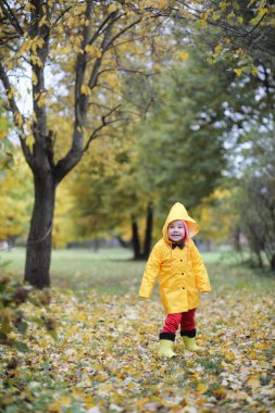Bir çocuk dışında bir yürüyüş için yağmurluk