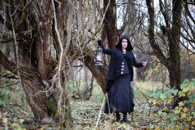 Bir ormandaki cadı elbiseli bir kadın