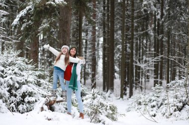 Genç bir aile yürüyüşe çıktı. Anne ve kızı şarapla yürüyorlar.