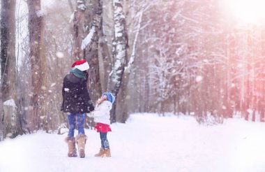 Bir kış masal, genç bir anne ve kızı bir kızak sürmek