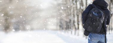 Bir sırt çantası soğuk kış olan bir adam