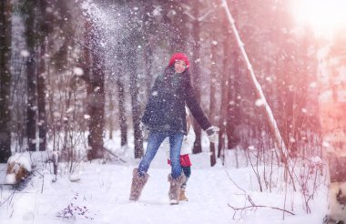Bir kış masal, genç bir anne ve kızı bir kızak sürmek