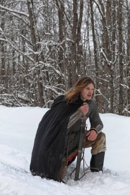 Defender'ı posta zırh genç savaşçı