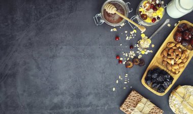 Sağlıklı kahvaltı. Süt lügatli tahıllardan Müsli.