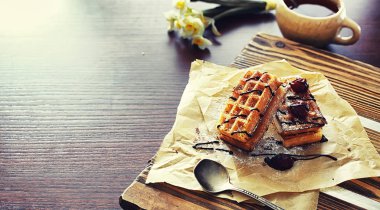 Doldurulmuş Viyana waffle 'ı. Kahve masası. Bir set mis kokulu c