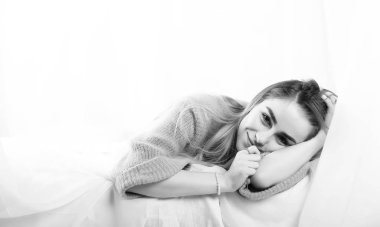 Bir odada bir kazaklı genç kız