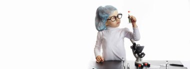 Genç bilim adamları kimyagerler. Doktor, laboratuvar asistanı.