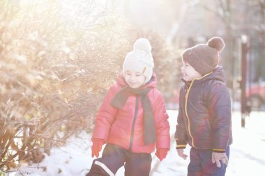 Kış parkında çocuklar oyun oynuyor