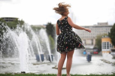 Yaz parkta güzel bir kız