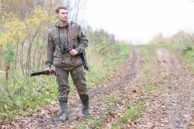 Kamuflaj ve bahar hun üzerinde orman Kuşağı'nda silahlı adam