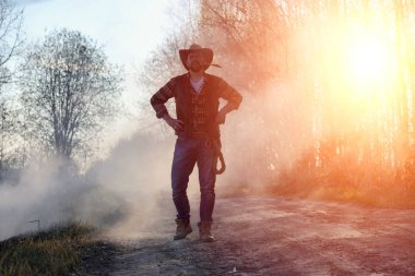 Bir adam bir kovboy şapkası ve bir loso alanında giyiyor. Amerikan 