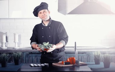 Adam yemek hazırlanıyor gıda sebze mutfak at